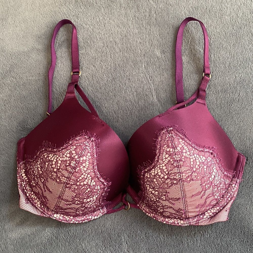 Victoria’s Secret Lace Bombshell Plunge Bra Size 32D NWOT